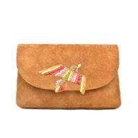 Pochette en cuir camel avec une colombe au centre brodée à la main de fils de soie et de fines lanières de cuir de couleur jaune, rose et rouge, perles en laiton.