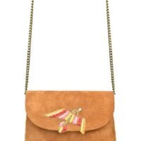 Pochette en cuir camel avec une colombe au centre brodée à la main de fils de soie et de fines lanières de cuir de couleur jaune, rose et rouge, perles en laiton. Chaine en laiton inoxydable et anti-allergène.