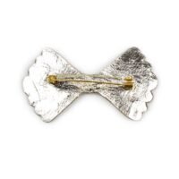 Arrière en cuir doré d'une broche avec une attache en laiton inoxydable et anti-allergène