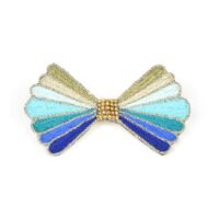 Broche brodée à la main de fil de soie couleur vert et bleu. Perles en laiton, doublure en cuir souple et attache en laiton inoxydable et anti-allergène.