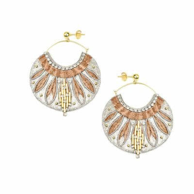 Boucles d’oreilles créoles métalliques brodées à la main de fil de soie couleur or et crème, strass et perles en laiton, doublure en cuir souple et crochet en laiton inoxydable.