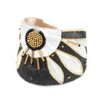Bangle ethnique brodé à la main de fil de soie couleur noir et argent. Perles en laiton, perles japonaises noires, doublure en cuir souple. 