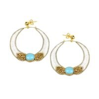 Créoles ethniques brodées à la main de fil de soie couleur blanc, sertis d'une Turquoise et de perles en laiton.