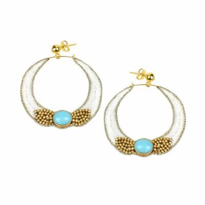 Créoles ethniques Brania | Off White Créoles ethniques brodées à la main de fil de soie couleur blanc, sertis d'une Turquoise et de perles en laiton.