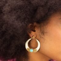 Créoles ethniques brodées à la main de fil de soie couleur blanc, sertis d'une Turquoise et de perles en laiton.