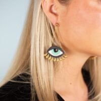 Boucles d'oreilles oeil, brodées à la main de fil de soie turquoise, blanc et noir avec strass et larmes en laiton. Attaches en laiton inoxydable et anti-allergène.