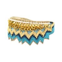 Bangle fin ethnique brodé à la main de fil de soie couleur bleu. Sequins en laiton, perles japonaises, doublure en cuir souple.