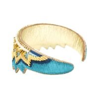 Bangle fin ethnique brodé à la main de fil de soie couleur bleu. Sequins en laiton, perles japonaises, doublure en cuir souple.