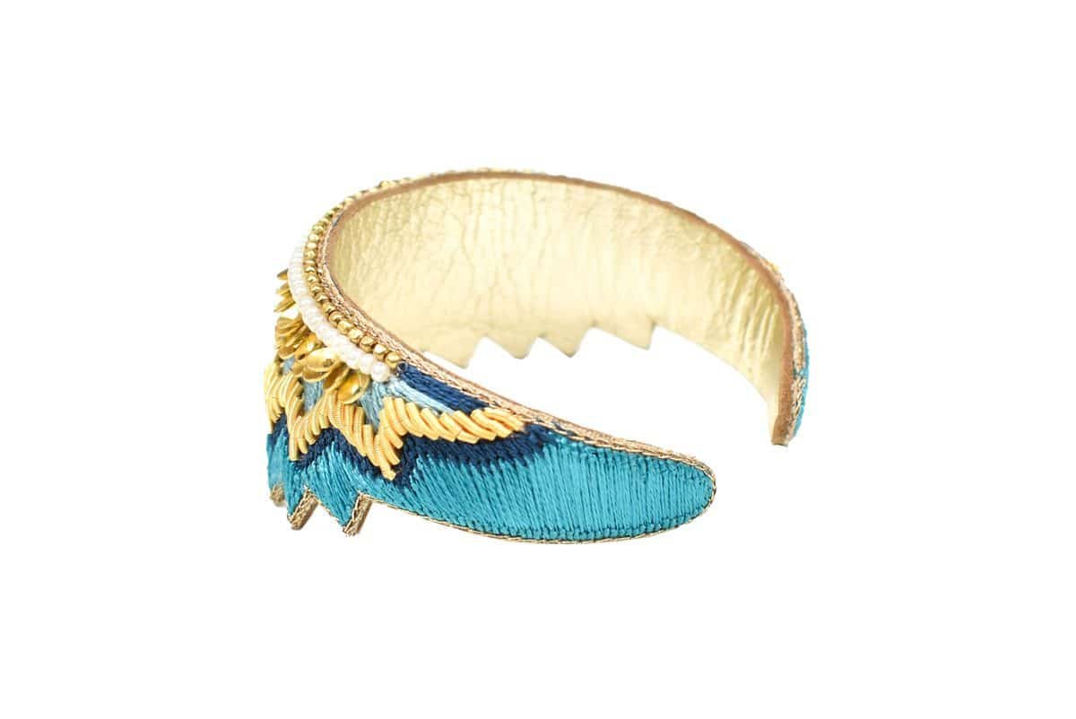 Bangle fin ethnique brodé à la main de fil de soie couleur bleu. Sequins en laiton, perles japonaises, doublure en cuir souple.