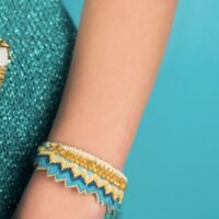 Bangle fin ethnique brodé à la main de fil de soie couleur bleu. Sequins en laiton, perles japonaises, doublure en cuir souple.