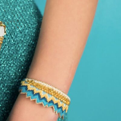 Bangle fin ethnique Maelle | Calanque Bangle fin ethnique brodé à la main de fil de soie couleur bleu. Sequins en laiton, perles japonaises, doublure en cuir souple.