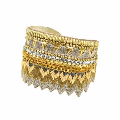 Bangle brodé à la main de fil métallisé de couleur or, perle et gris anthracite. Sequins en laiton et perles, strass, doublure en cuir souple.
