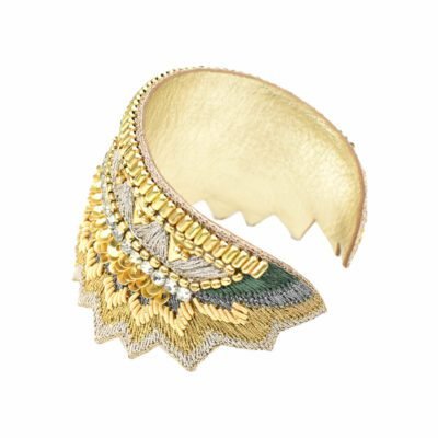 Bangle brodé à la main de fil métallisé de couleur or, perle et gris anthracite. Sequins en laiton et perles, strass, doublure en cuir souple.