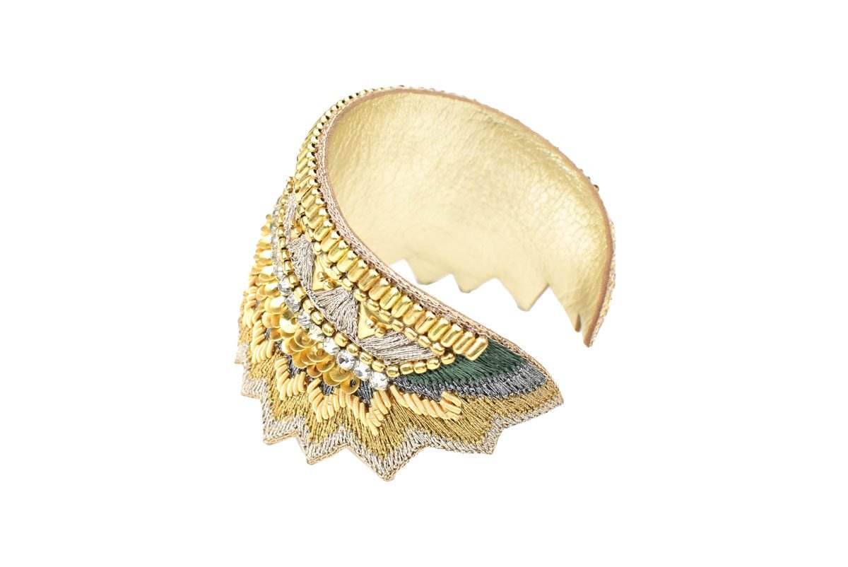 Bangle brodé à la main de fil métallisé de couleur or, perle et gris anthracite. Sequins en laiton et perles, strass, doublure en cuir souple.