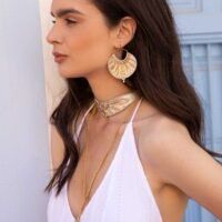 Boucles d’oreilles créoles métalliques brodées à la main de fil de soie couleur or et crème, strass et perles en laiton, doublure en cuir souple et crochet en laiton inoxydable.