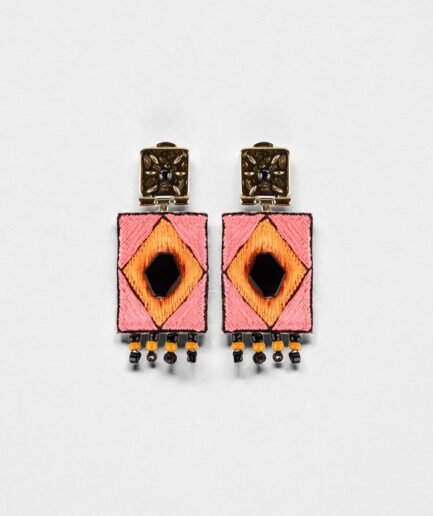 Boucles d'oreilles courtes brodées Navajo Naho rose neon fond studio