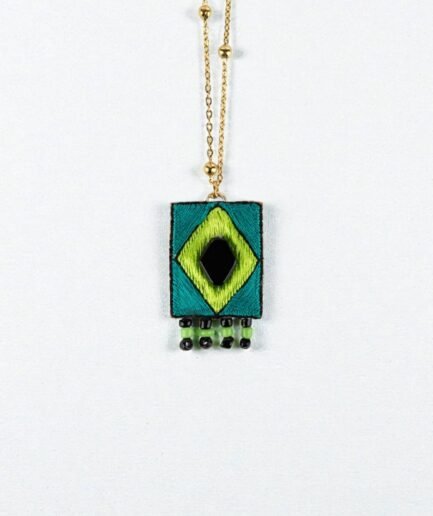 Collier brodé Navajo Naholia bleu canard parrot fond studio