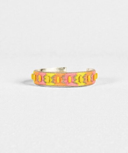 Bangle brodé Navajo Nami rose neon fond studio