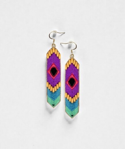 Boucles d’oreilles longues brodées Navajo Napsa violet mambo fond studio