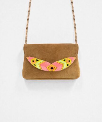 Pochette brodée velour Navajo Nastasia camel rose neon fond studio chaine