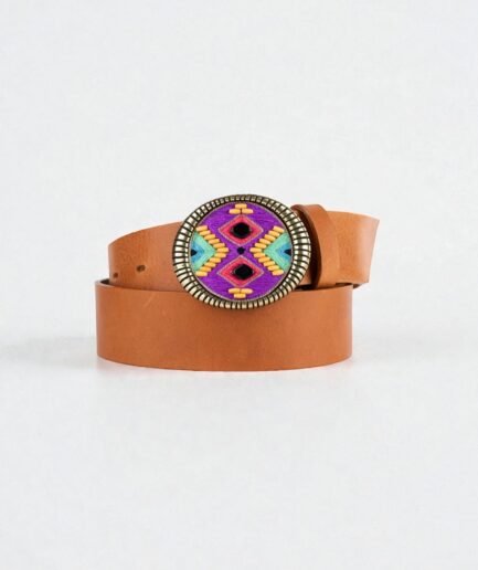 Ceinture cuir camel brodée Navajo Navajo boucle violet mambo fond studio
