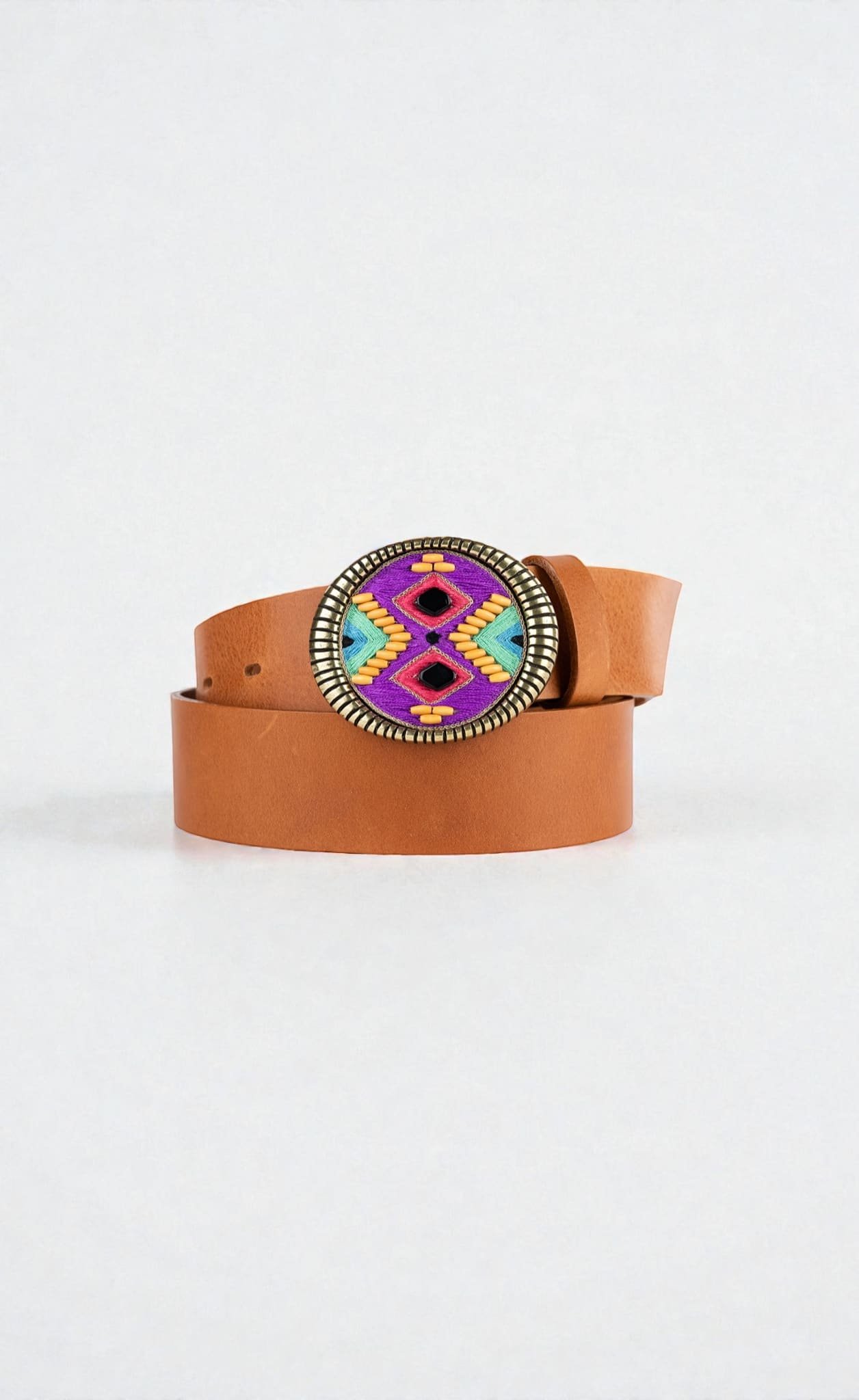 Ceinture cuir camel brodée Navajo Navajo boucle violet mambo fond studio