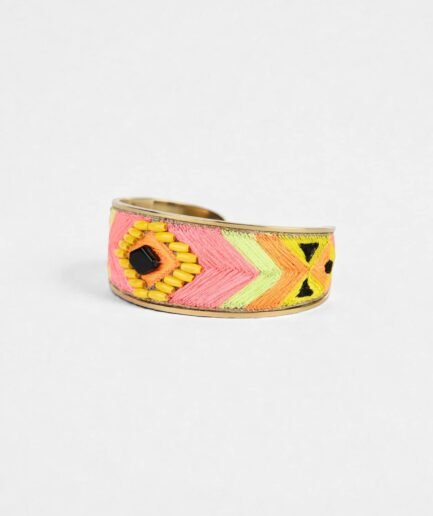 Bangle brodé Navajo Nael rose neon fond studio