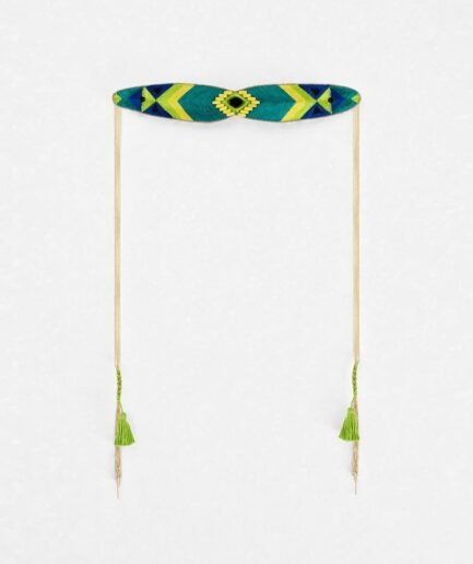 Choker brodé avec pompoms verts Navajo Naomie bleu canard parrot photo studio