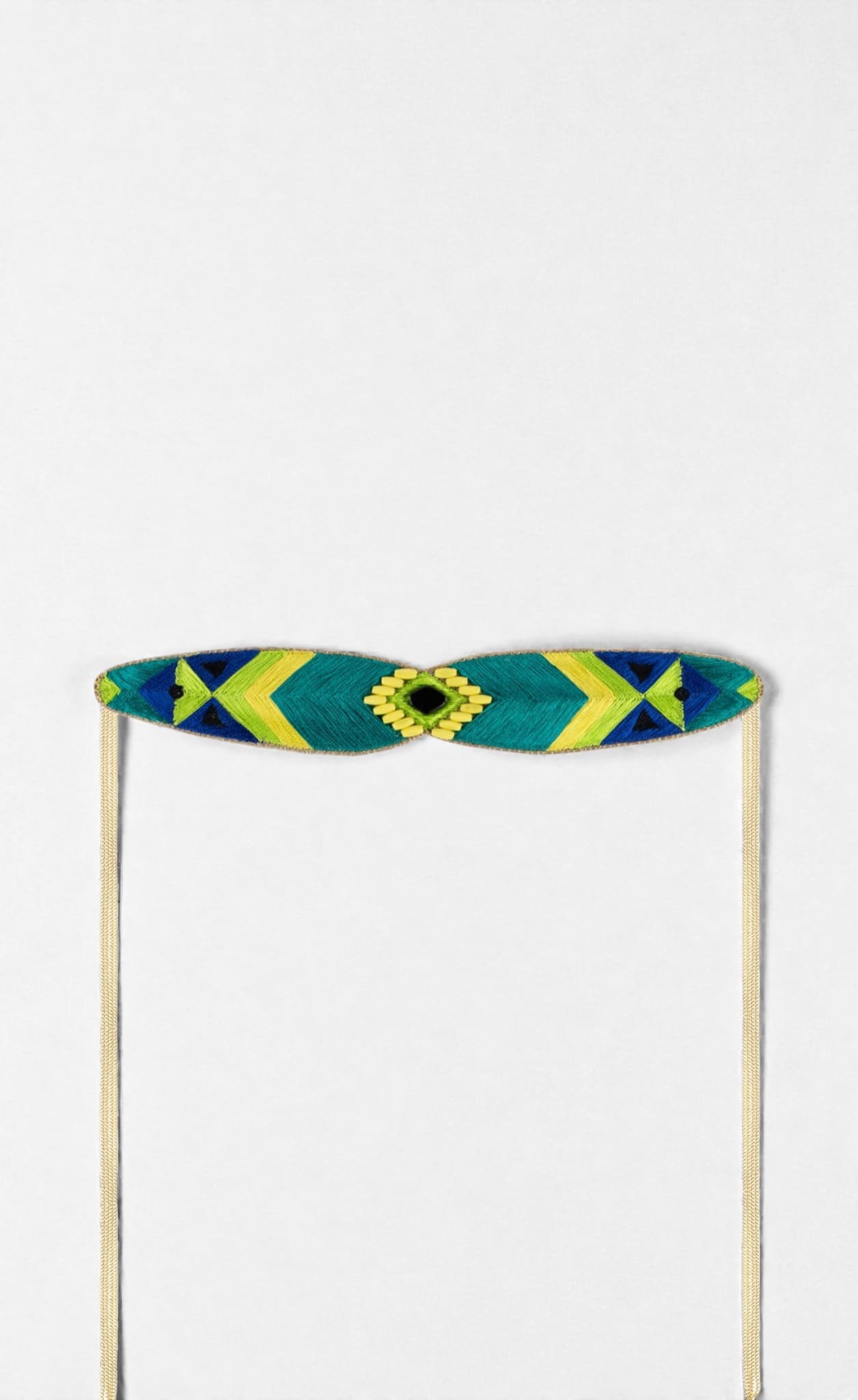 Choker brodé Navajo Naomie bleu canard parrot photo studio