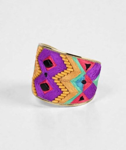 Bangle brodé Navajo violet mambo fond studio
