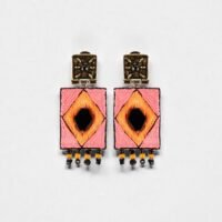 Boucles d'oreilles courtes brodées Navajo Naho rose neon fond studio