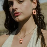 Parure bijoux brodés Navajo rose neon boucles Naho et collier Naholia