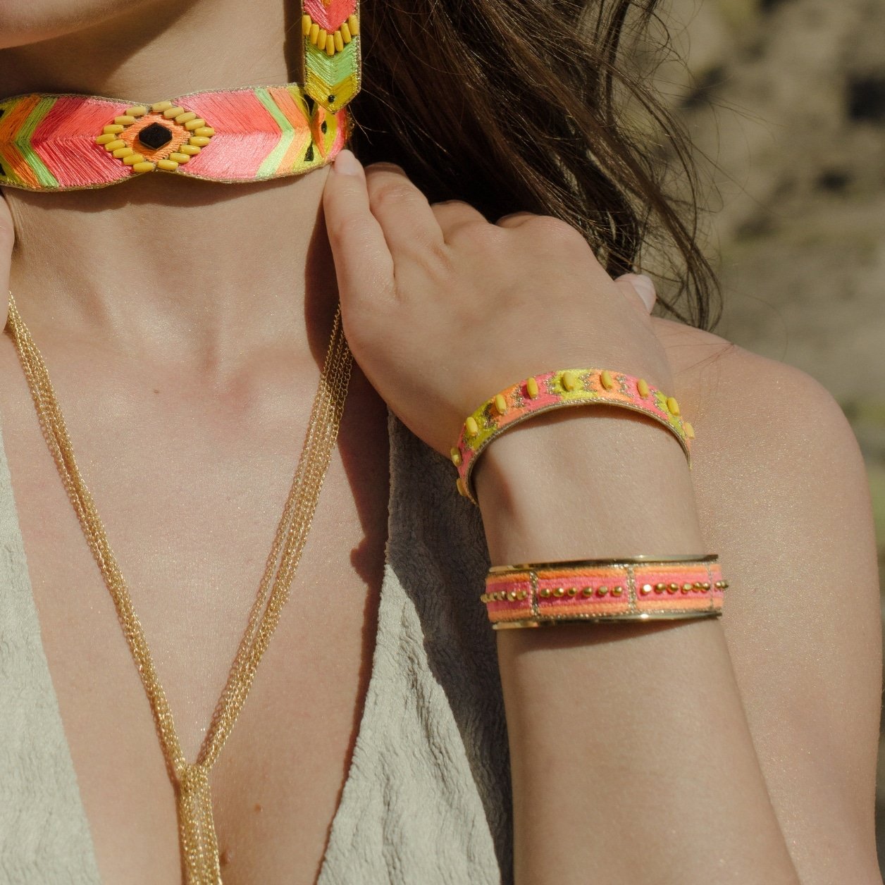 Parure bijoux brodés Navajo rose neon bangle Nami et Nala