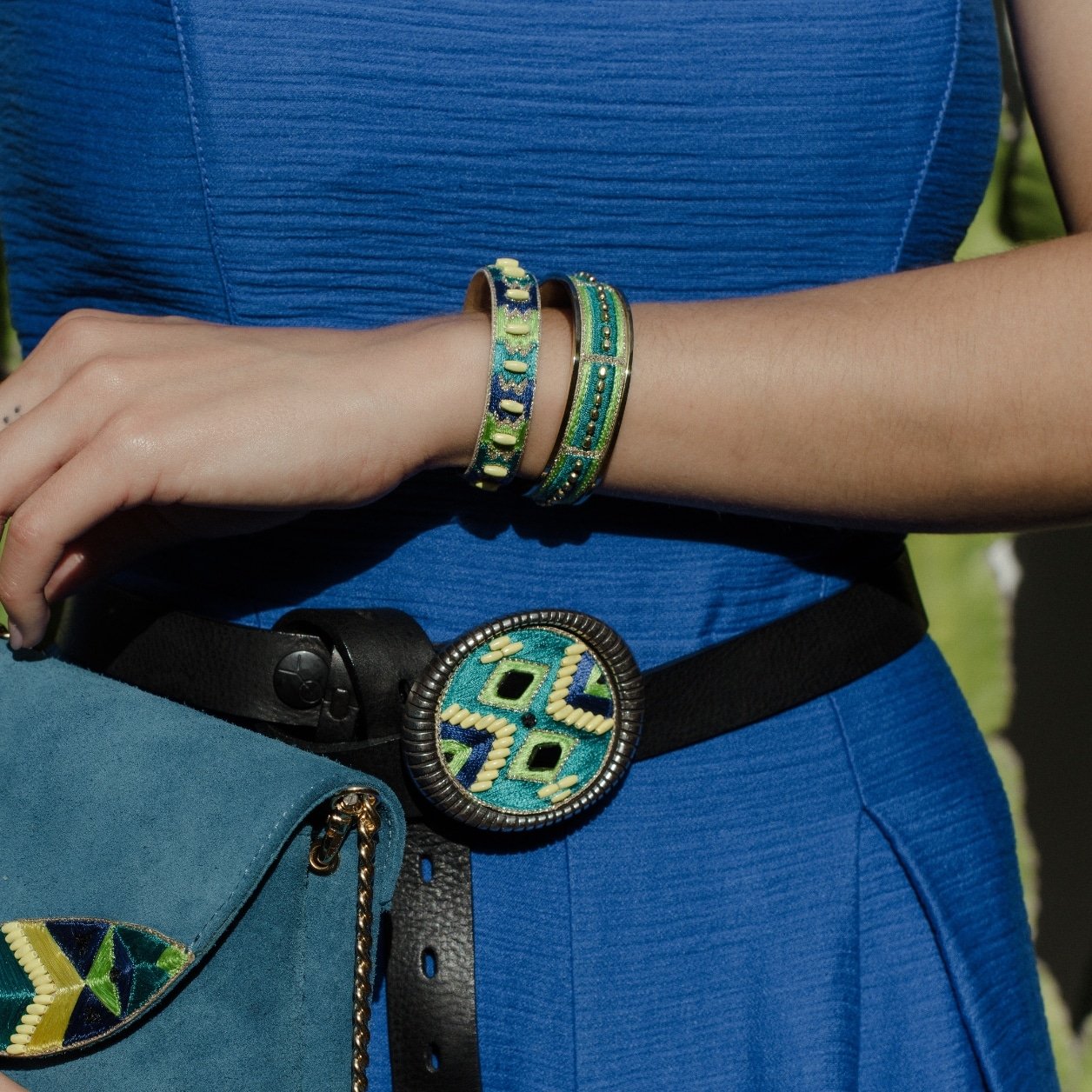 Parure bijoux brodés Navajo bleu canard parrot bangle Nami et Nala et ceinture Navajo