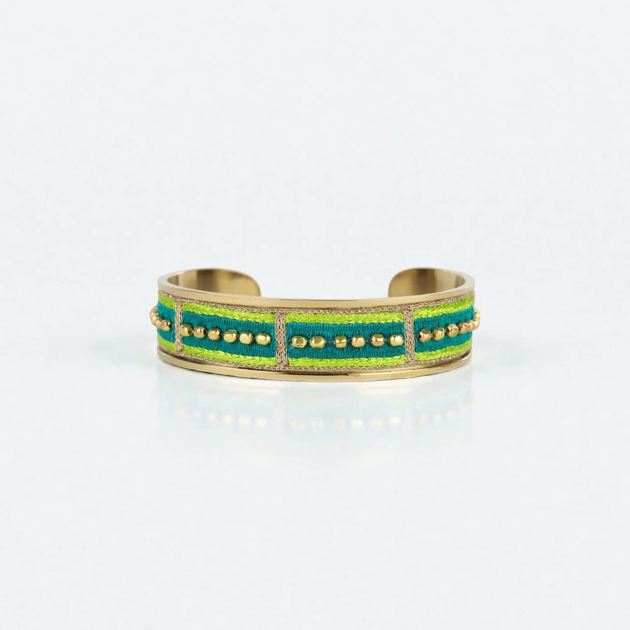 Bangle brodé Navajo Nala Vert parrot fond studio