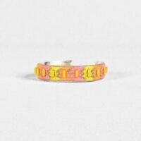Bangle brodé Navajo Nami rose neon fond studio