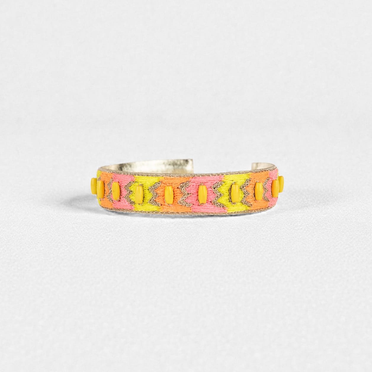 Bangle brodé Navajo Nami rose neon fond studio