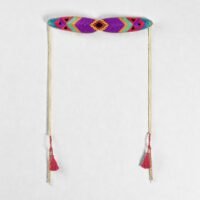 Choker brodé avec pompoms roses Navajo Naomie violet mambo photo studio