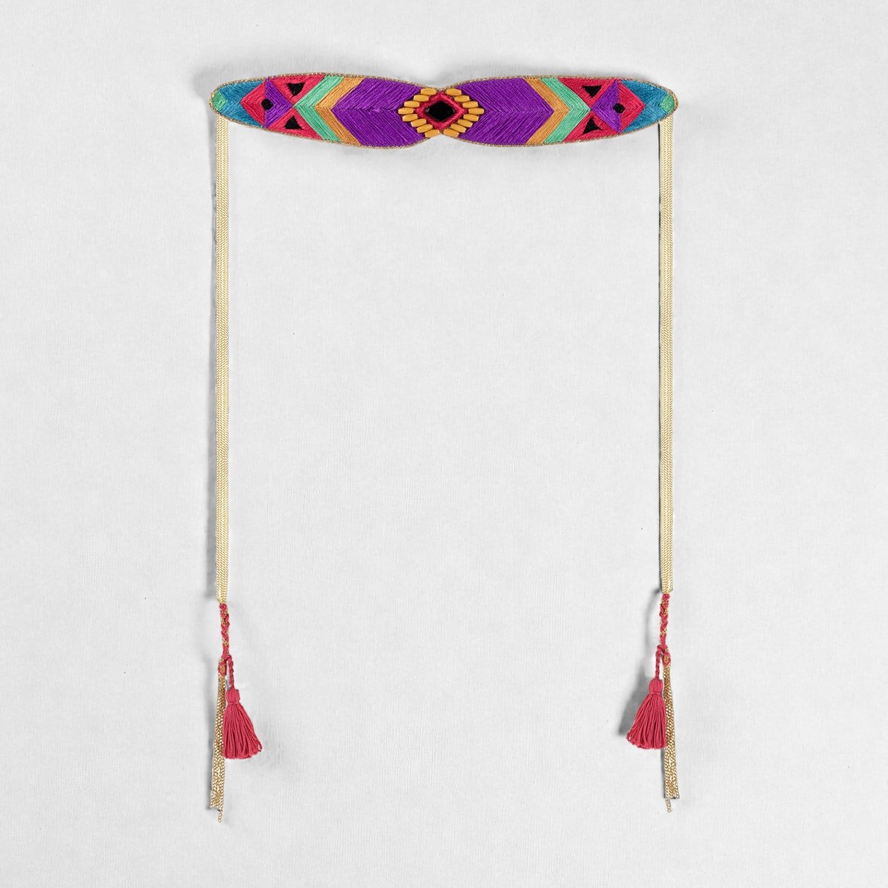 Choker brodé avec pompoms roses Navajo Naomie violet mambo photo studio