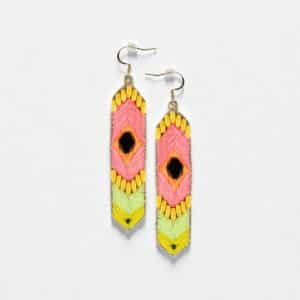 Boucles d’oreilles longues brodées Navajo Napsa Rose Neon fond studio