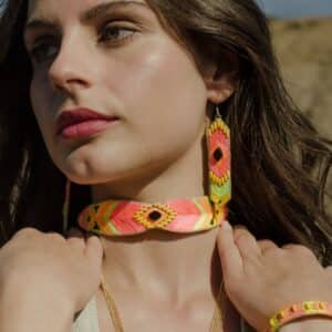 Parure bijoux brodés Navajo rose neon boucles Napsa et choker Naomie