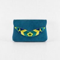 Pochette brodée velour Navajo Nastasia bleu canard parrot fond studio