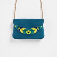 Pochette brodée velour Navajo Nastasia bleu canard parrot fond studio chaine