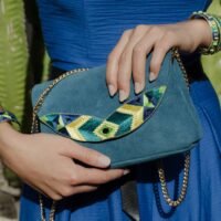 Pochette brodée velour et chaine Navajo Nastasia bleu canard parrot bijoux porté