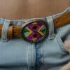 Ceinture cuir camel brodée fine Navajo Navajo boucle violet mambo bijoux porté
