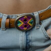 Ceinture cuir camel brodée fine Navajo Navajo boucle violet mambo bijoux porté