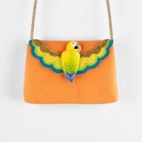 Pochette bandoulière cuir brodée Parrot Nahua x Nach ocre motif perroquet
