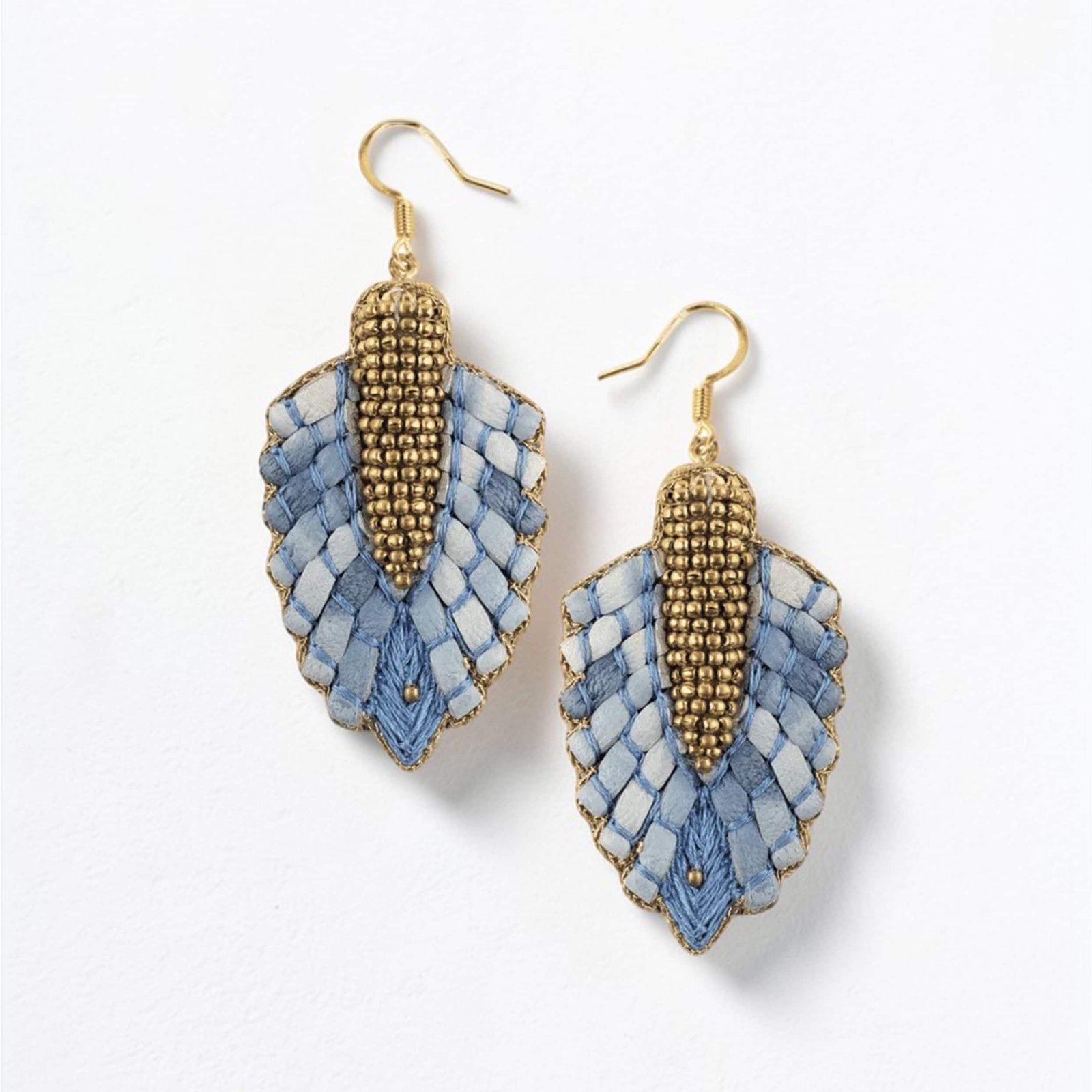 Boucles d’oreilles Colette bleu et doré brodées collection Colombe Nahua