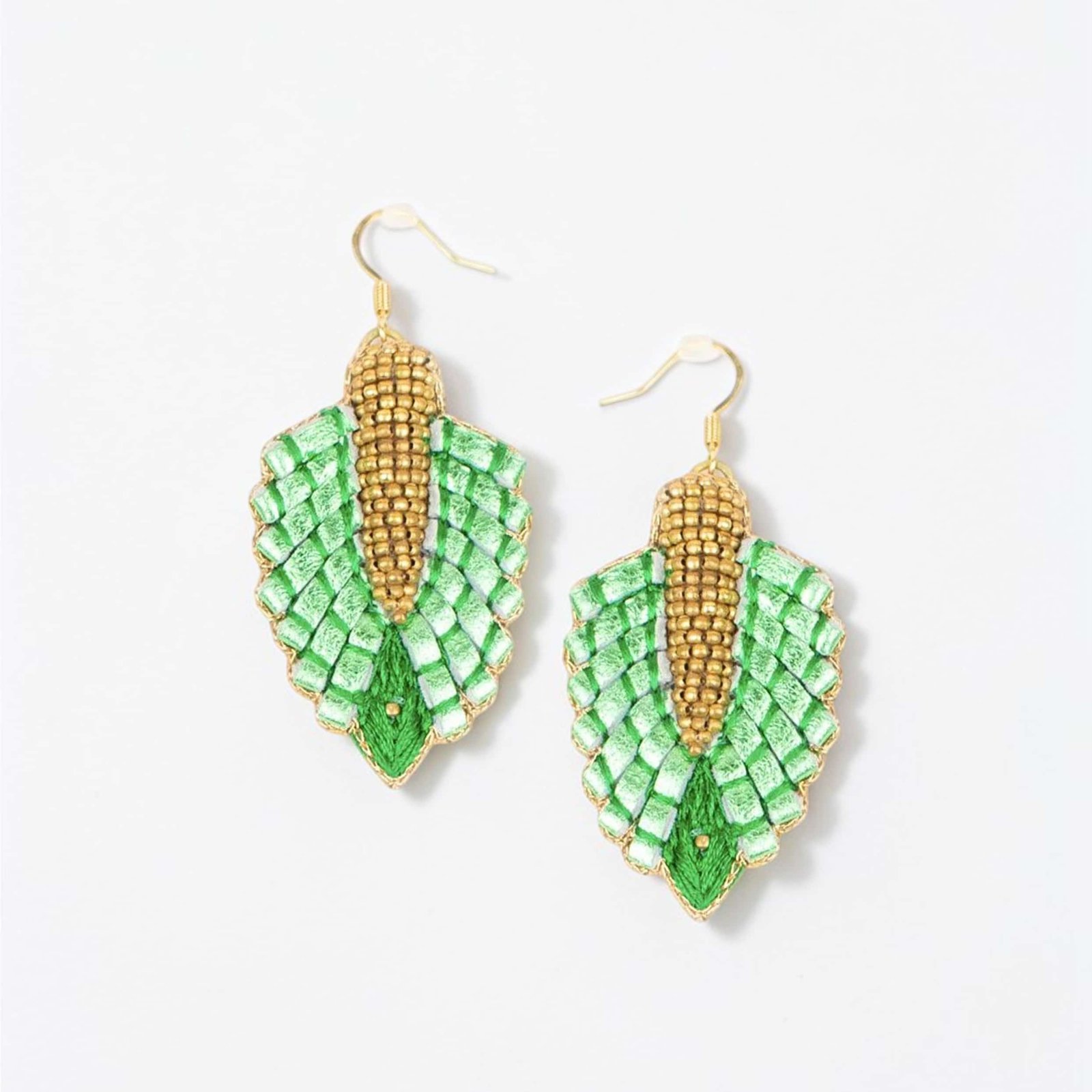 Boucles d’oreilles Colette vert et doré brodées collection Colombe Nahua