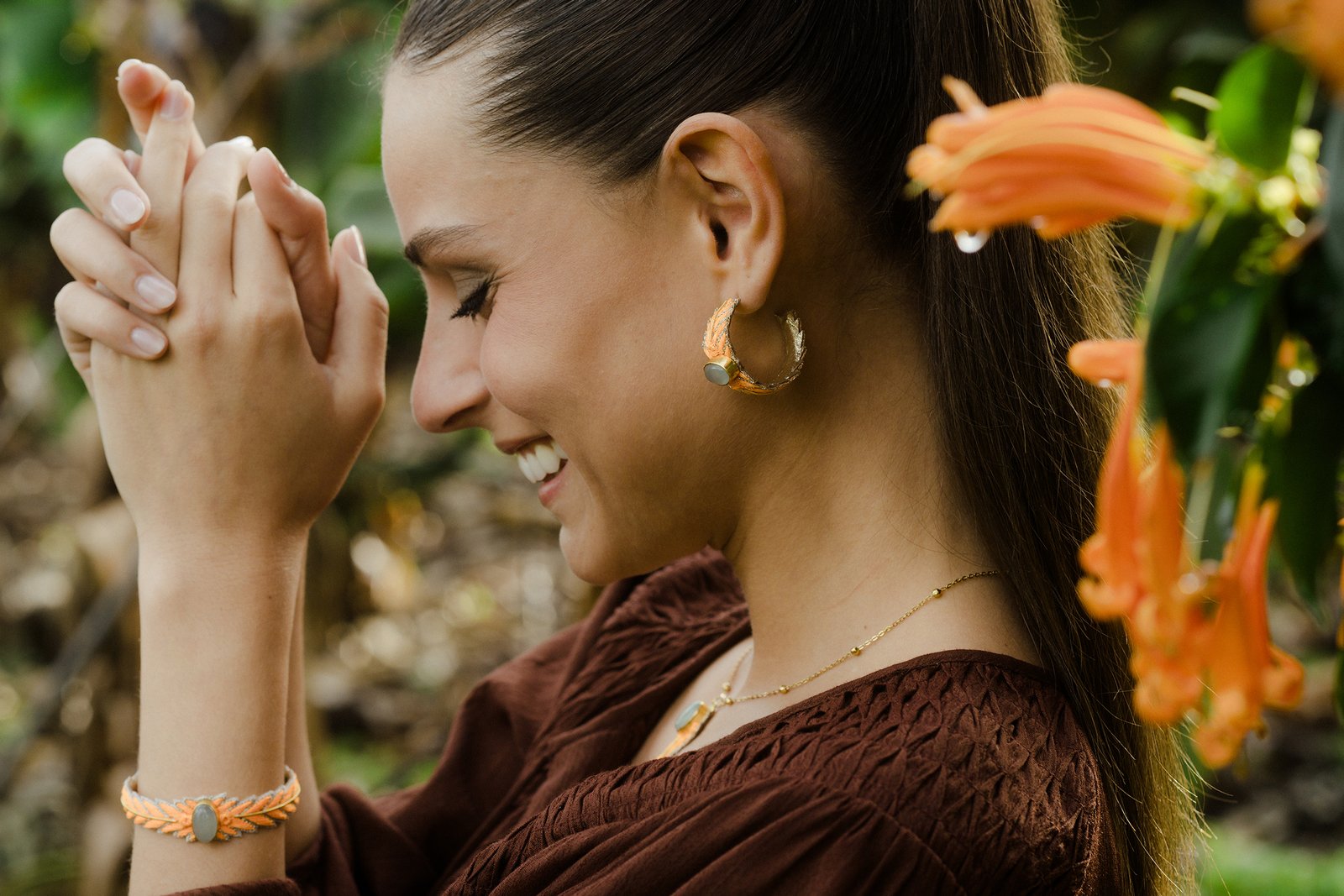 Boucles d'oreilles Lovely orange porté par un mannequin – bijou artisanal Nahua